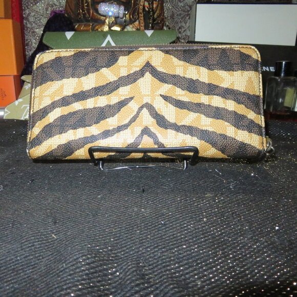Michael Kors Full Zip Around Zebra Logo Monogram Long Continental Wallet 8 X 4 - Picture 2 of 12